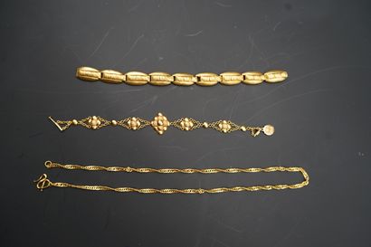 Lot in gold 750°/°° (18K): 
A chain (Weight:...