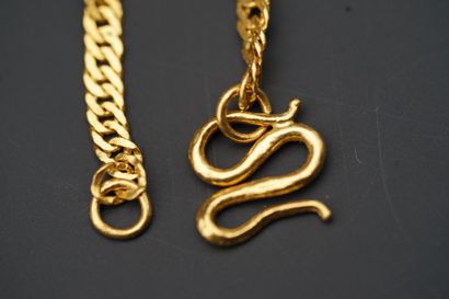 null Lot in gold 750°/°° (18K):

A chain (Weight: 11.6 g), a bracelet with floral...