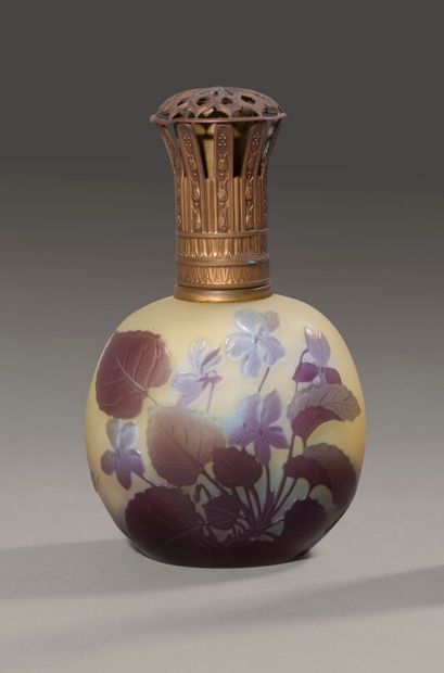 null Établissements GALLÉ (1904-1936).

Violettes.

Lampe Berger (brûle-parfum) ;...