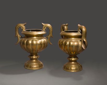null Paire de grands vases à l'antique en bronze, à deux anses, à décor de godrons...