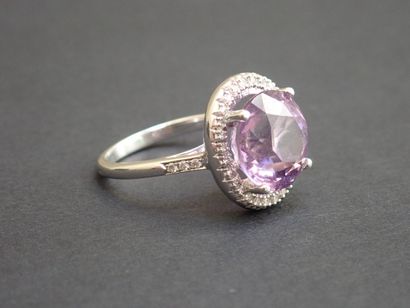null Mauboussin. Really you ring in 18K white gold, set with a brilliant-cut amethyst...
