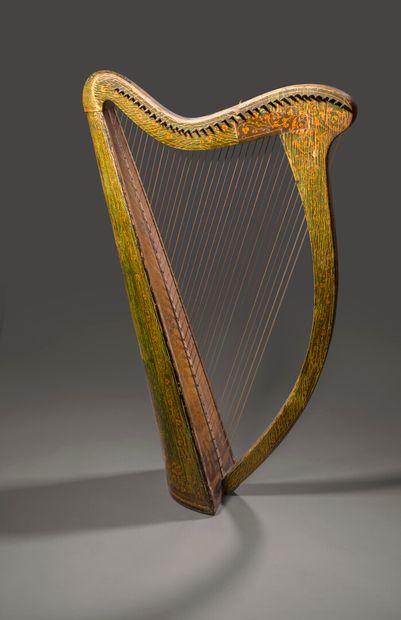null Petite harpe irlandaise en bois peint et doré à décor de rinceaux fleuris sur...