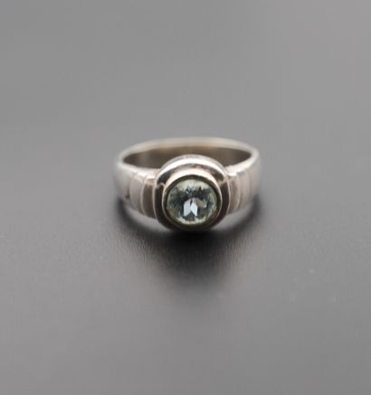 null 
Bague jonc en argent 800°/°°, ornée d’une aigue-marine sertie clos.

Poids...