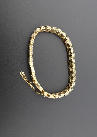 null Yellow gold bracelet 585°/°° with links set with oval-cut sapphires underlined...