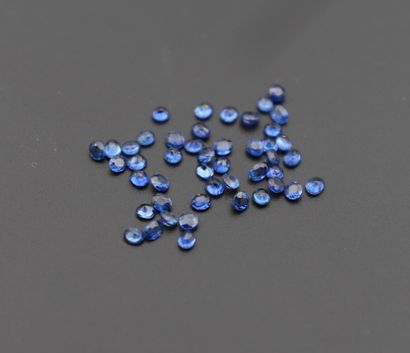 null Topaze bleue taillée en ovale pesant 4.46 cts (Dimensions env. 11.10 x 8.92...