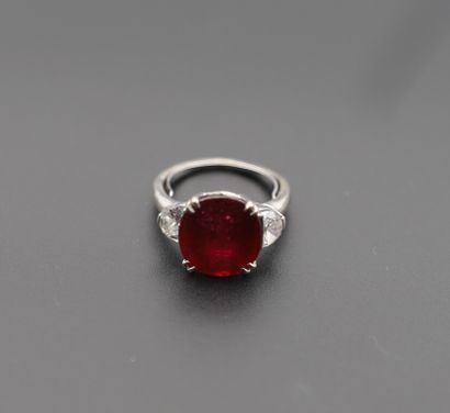 null 
Bague en or gris 750/00 sertie d'un rubis très probablement traité sertie de...