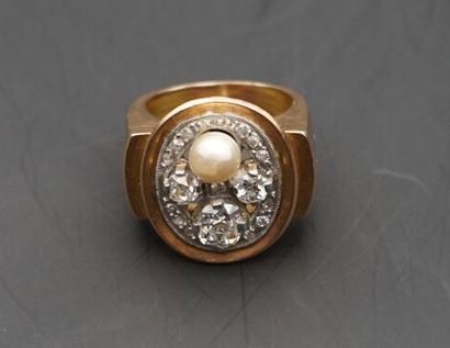 null Art Deco ring, in yellow gold 750 °/°° in an oval setting paved with diamonds,...