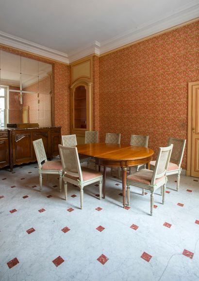 null Table de salle-à-manger en acajou et placage d'acajou de style Louis XVI. 

Hauteur:...