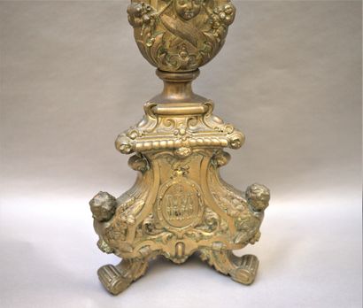 null Grand pique-cierges de style Louis XIV en bronze, base tripode à enroulements...