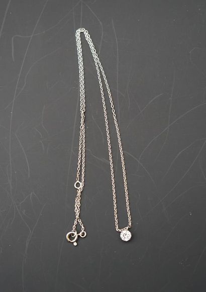 null Collier en or gris 750 °/°° (18K), sertie en pendentif d'un diamant de taille...