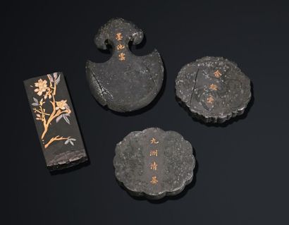 null 4 batons d'encre sculptés et gravés à l'or d'idéogrammes. Chine, XXe siècle....