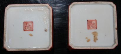 null Deux porte-godets à encre en porcelaine de forme carrée à pans coupés à décor...