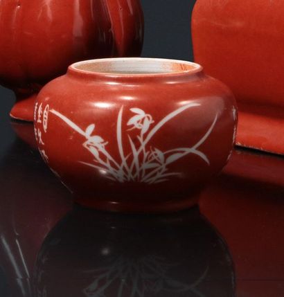 null Petit pot à eau de forme ovoïde en porcelaine à décor de roseaux et calligraphies...