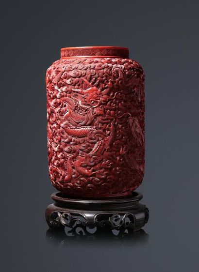 null Rare vase de forme lanterne en laque cinabre très finement sculpté de 5 dragons...
