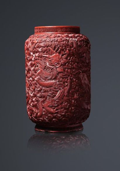 null Rare vase de forme lanterne en laque cinabre très finement sculpté de 5 dragons...