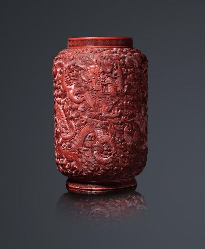  Rare vase de forme lanterne en laque cinabre très finement sculpté de 5 dragons...