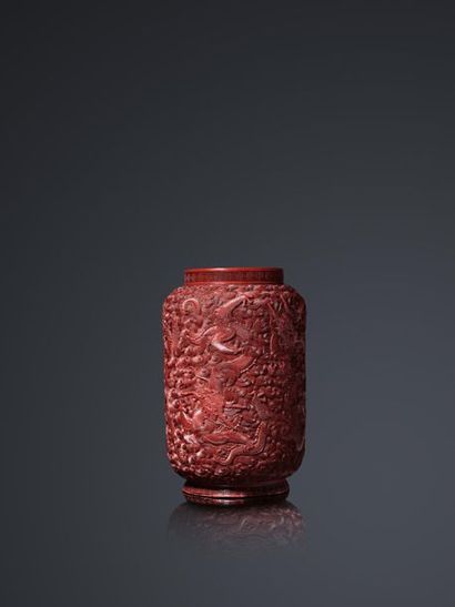  Rare vase de forme lanterne en laque cinabre très finement sculpté de 5 dragons...