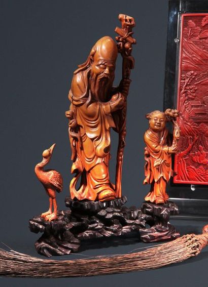 null Shou-Lao en buis sculpté accompagné de son adorant et d'une grue. Chine, XIXe...