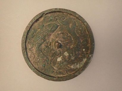 null Miroir circulaire en bronze à décor de deux carpes parmi les flots. Chine, dans...