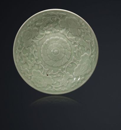 null Plat en porcelaine céladon à décor de fleurs de lotus. Chine, époque Ming. Diamètre:...