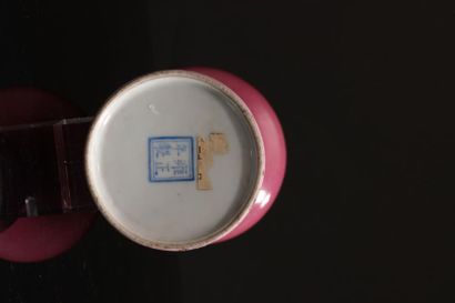 null Vase de forme Gu en porcelaine monochrome rose. Marque apocryphe Yongzheng à...