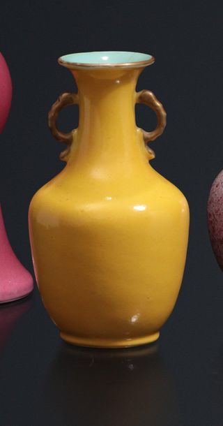 null Petit vase de forme balustre en porcelaine à glaçure jaune citron orné de deux...