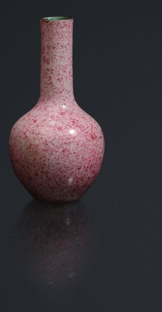 null Petit vase bouteille en porcelaine à glaçure rose à l'imitation des émaux. Chine,...