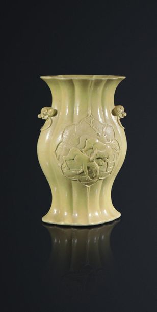 null Vase de forme polylobée en porcelaine émaillée jaune, à décor en réserve en...
