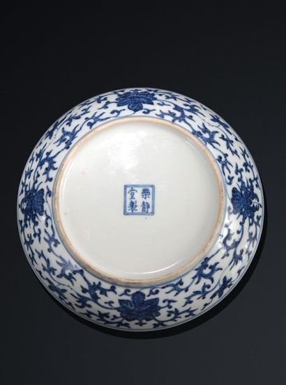 null Paire de coupes en porcelaine bleu blanc dans le style des Ming à décor d'orchidées...