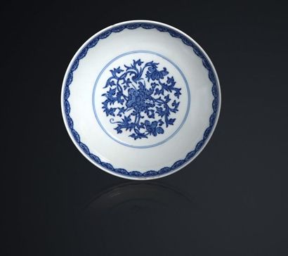 null Paire de coupes en porcelaine bleu blanc dans le style des Ming à décor d'orchidées...