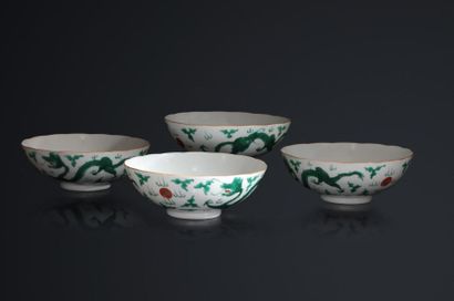 null Quatre grands bols en porcelaine à décor de deux dragons verts pourchassant...