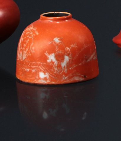 null Pot à eau en porcelaine à fond corail. Chine, XIXe siècle. Diamètre: 6 cm. (Infime...