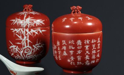 null Deux pots couverts en porcelaine à décor de bambous sur fond corail, prise en...