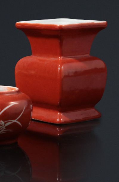 null Petit vase de forme Hu en porcelaine à glaçure corail. Chine, XIXe siècle. Hauteur:...