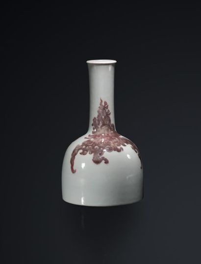null Vase maillet en porcelaine à décor d'un phénix mystique en rouge de cuivre surmonté...