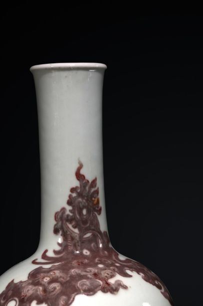 null Vase maillet en porcelaine à décor d'un phénix mystique en rouge de cuivre surmonté...