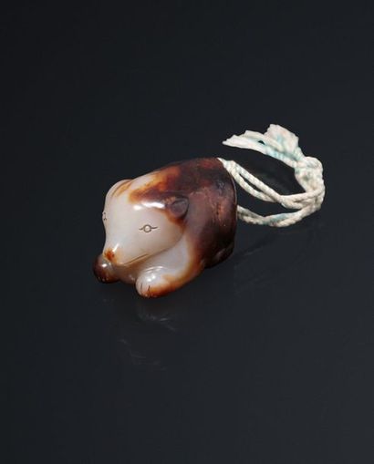 null Petit ourson en jade céladon veiné brun. Chine, XVIIIe siècle. Longueur: 4 cm....