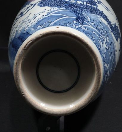 null Vase balustre en porcelaine bleu blanc à décor de deux dragons s'affrontant...