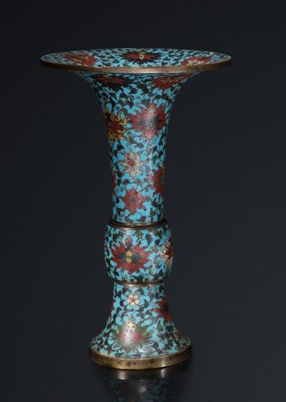 null Vase en bronze aux émaux cloisonnés de forme Gu à décor de fleurs de lotus et...