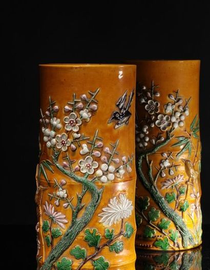 null Paire de vases en forme de bambous en biscuit émaillé jaune à décor en relief...