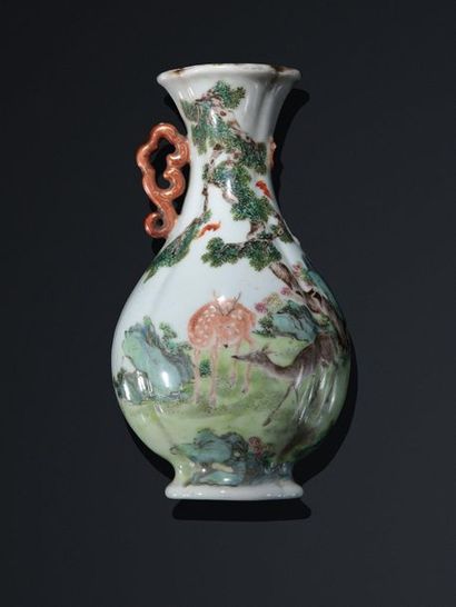 null Vase d'applique en porcelaine polychrome à décor de daims. Chine, XXe siècle.
Hauteur:...