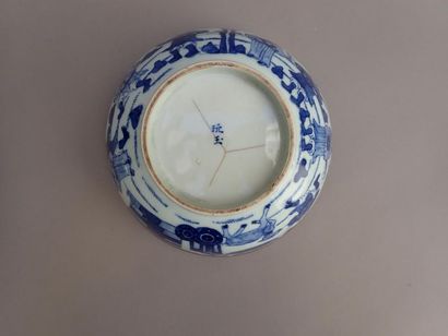 null Bol en porcelaine de Chine à décor bleu blanc de personnages tirés d'un ancien...