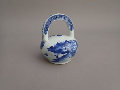 null Pot à chaux à anse en porcelaine de Chine à décor bleu blanc dit Bleu de Hué...