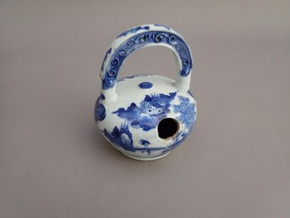 null Pot à chaux à anse en porcelaine de Chine à décor bleu blanc dit Bleu de Hué...