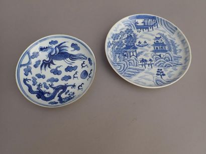 null Coupelle en porcelaine de Chine à décor bleu et blanc d'un paysage lacustre,...