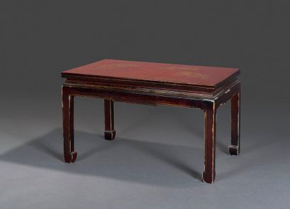 null Rectangular coffee table in lacquered wood with fish decoration on a red background....