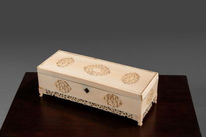 null Rectangular jewelry box in ivory* carved with cartouches decorated with animated...