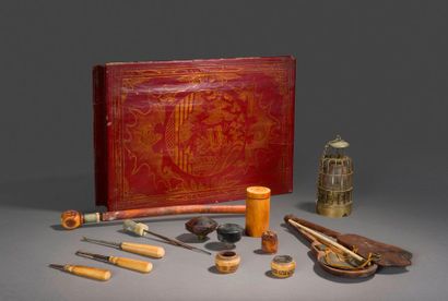 null Opium kit including:

- Rectangular box in red lacquer with gilded decoration...