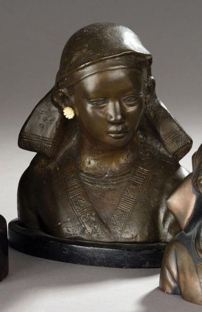 null Minority women's bust. Bronze with brown patina on wooden base. Indochina, 20th...