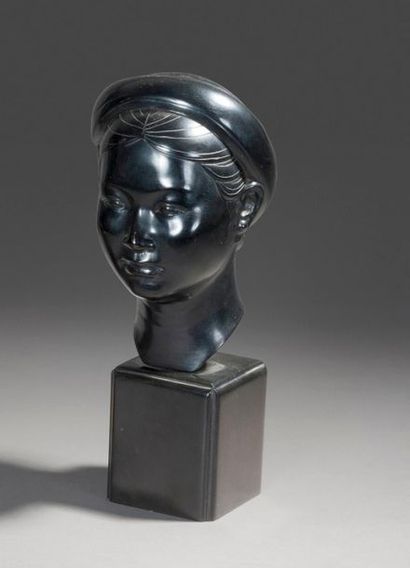 null Bien Hoa School of Applied Arts (1903-1975)

Head of a young woman from Tonganyika.

Bronze...